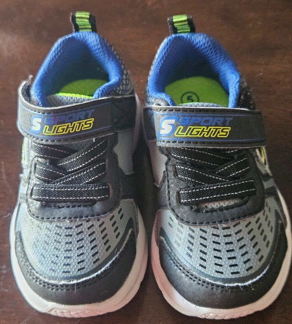 New SKECHERS Kids' Light Up Shoes, Size 5 Never worn, flashes after every step
